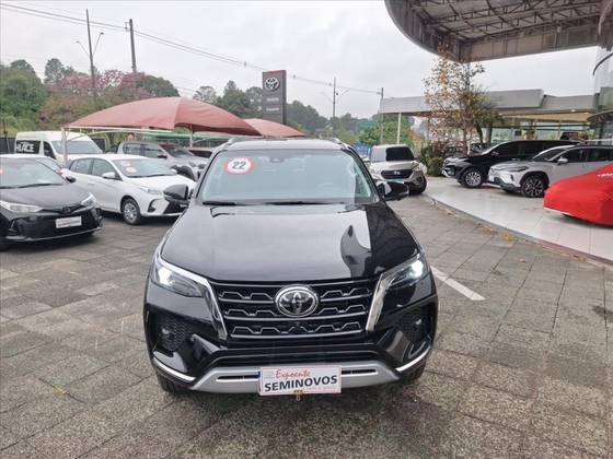 TOYOTA HILUX SW4 2.8 D-4D TURBO DIESEL SRX 7L 4X4 AUTOMÁTICO TOYOTA HILUX SW4 2.8 D-4D TURBO DIESEL SRX 7L 4X4 AUTOMÁTICO